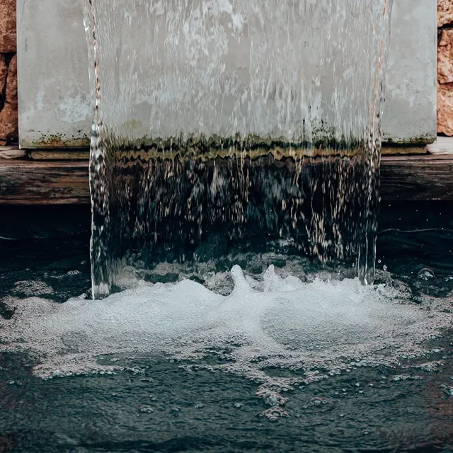 Kaltwasserbereich mit Wasserfalldusche in der Donautherme Ingolstadt