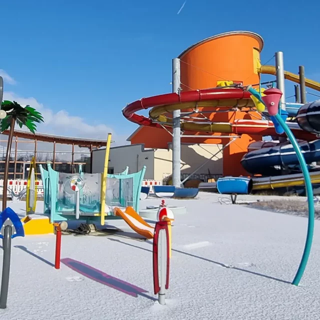 Der Spraypark und der Beach des Erlebnisbades in der Donautherme Ingolstadt
