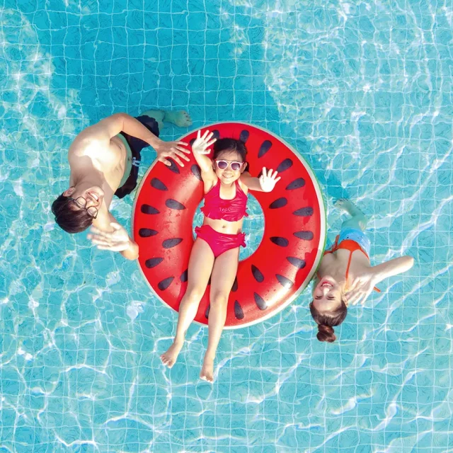 Familie im Wasser mit Schwimmreifen aus der Luft fotografiert.