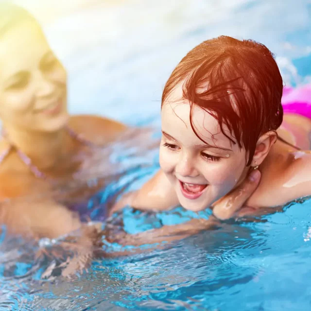 Eine Mutter mit Ihrer Tochter haben Spaß beim Kinderschwimmen in der Donautherme Ingolstadt