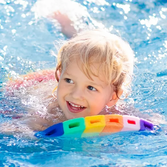 Ein fröhliches Kleinkind im Wasser beim Kleinkindschwimmen in der Donautherme Ingolstadt