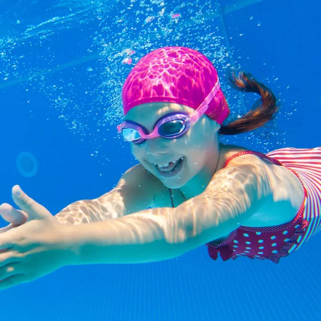 Ein Kind beim Tauchen mit Schwimmbrille bei der Schwimmstilverbesserung in der Donautherme Ingolstadt