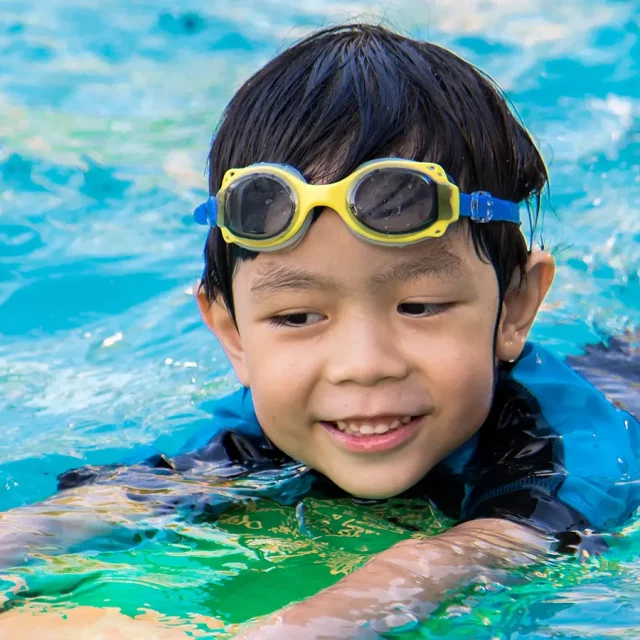 Ein Junge mit Schwimmbrille im Wasser beim Seepferdchenkurs in der Donautherme Ingolstadt