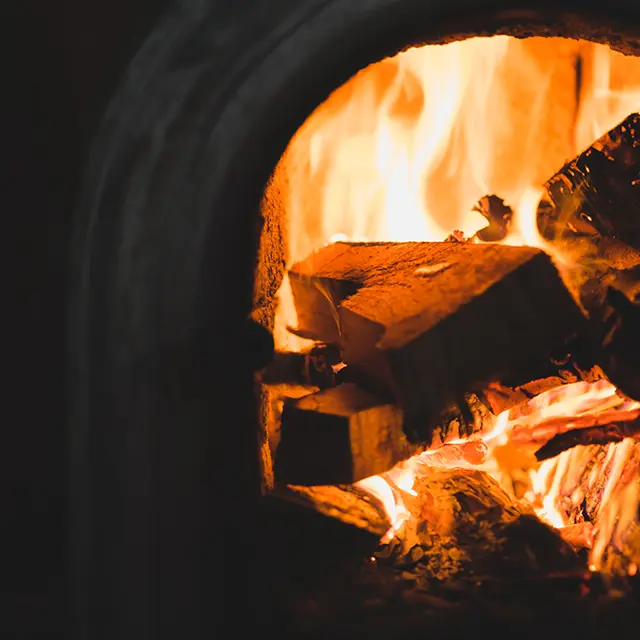 brennendes Feuer in einem Kamin oder Ofen