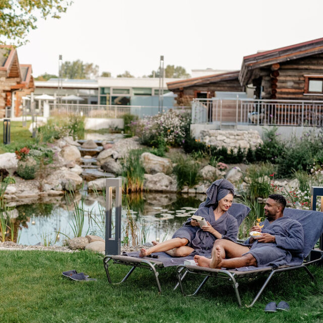 Mann und Frau im Saunagarten der Donautherme