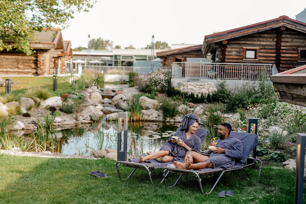 Mann und Frau im Saunagarten der Donautherme